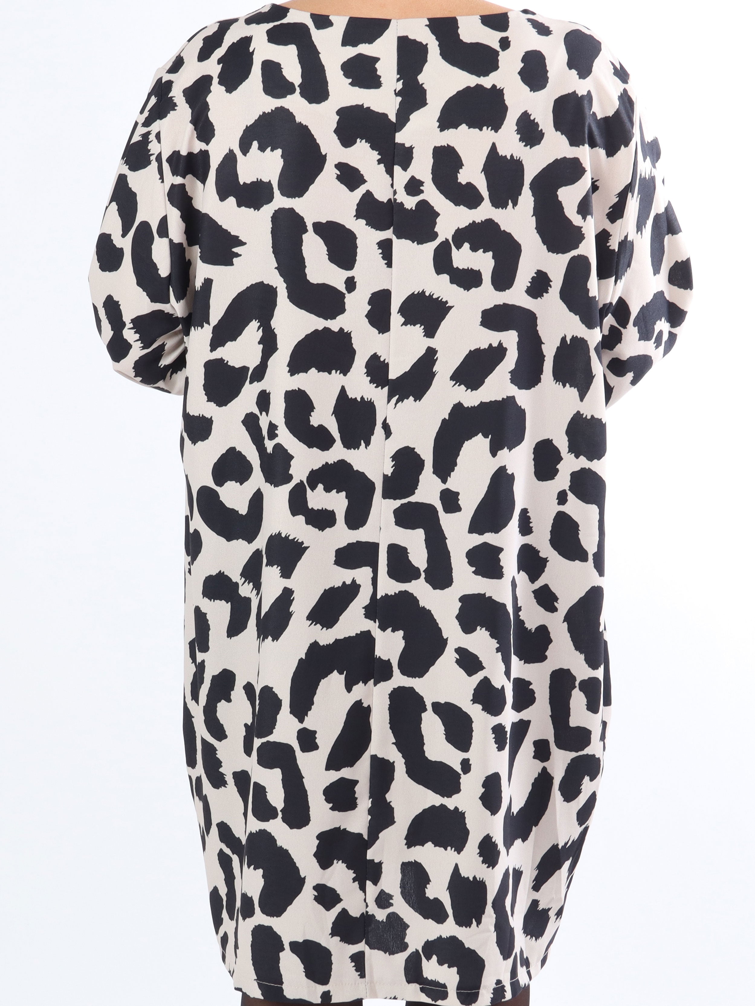 Vanelia - Sød plus size kjole i stort leopardprint